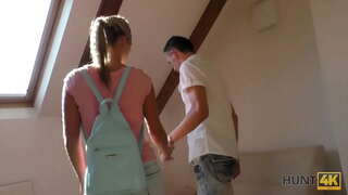 HUNT4K. Hunter voldoen aan&#039;n paar in die park en koop meisies warm liggaam