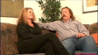 Horny milf le ollmhór crúiscíní a fháil a fuck ag a dheartháir i dlí a ligean dó a cum ar a cíocha móra