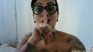 Een vrouw wordt wakker in de pers en het eindigt met de melk druipen langs de kant