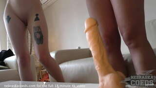 ایذا رسانی لڑکیوں کی کوشش کر مختلف dildos کے کس طرح دیکھنے کے لئے بڑی ، بہت بڑا ہے