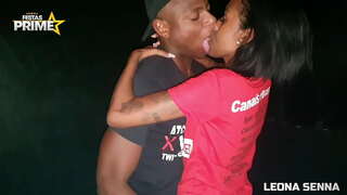 Melns puisis ēd izdilis maksts ar savu milzu masta