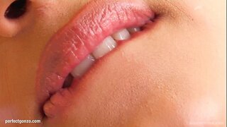 Lena mahazo ny tenany eny amin'ny filahiana amin'ny rantsan-tànany sy dildo amin'ny Omeo Ahy Mavokely Lena mahazo ny tenany eny amin'ny filahiana amin'ny rantsan-tànany sy dildo amin'ny Omeo Ahy Mavokely