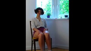 Красуня з валасатай кіскам і валасатымі ямачкамі, які б&#039;ецца да аргазму