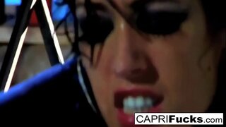 Brunette faigheann babe banged