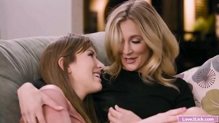 Stepmom meunang nya burit fingering jeung licked ku stepdaughter