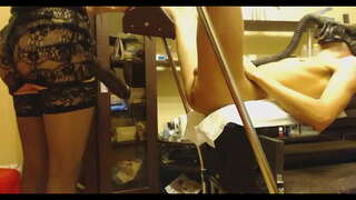 ���ිනිහා ගනී දැවැන්ත Strapon දක්වා ඔහුගේ කොටළුවා